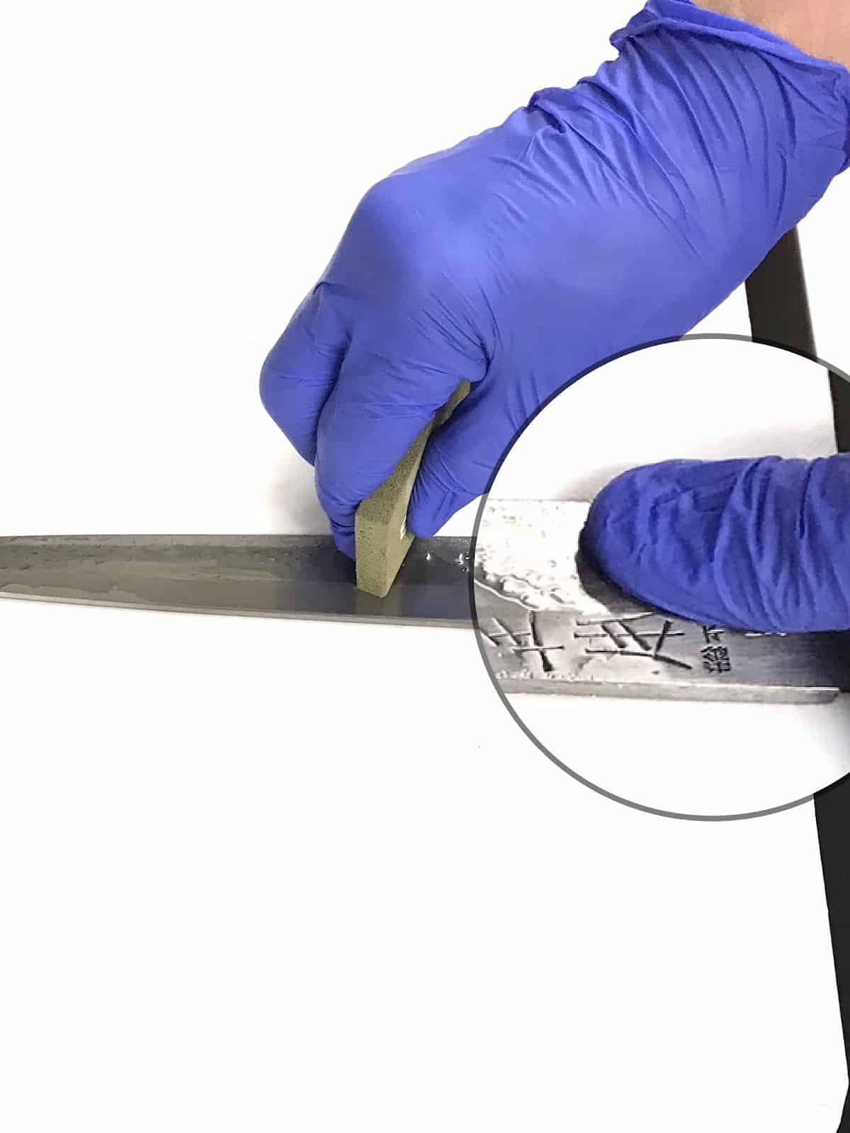 Hold the knife blade firmly on the cutting board with the thumb of the left hand and fix it in place.