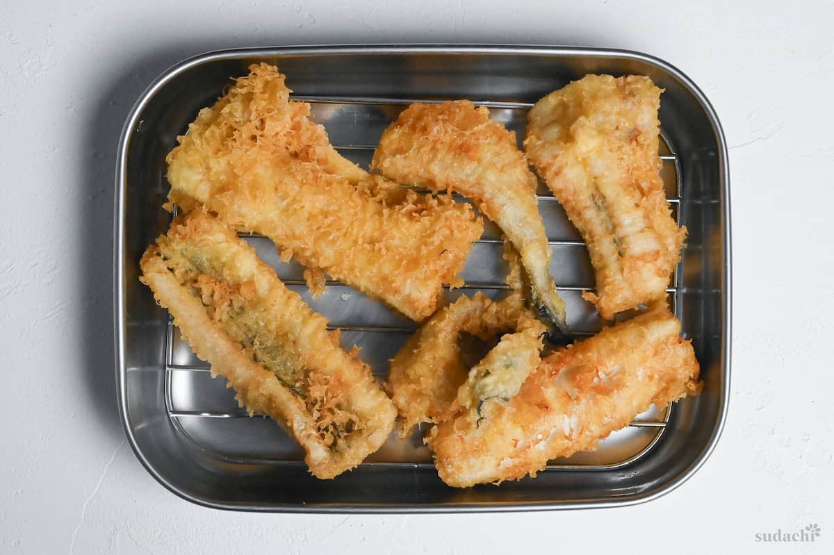 Tempura conger eel on a wire rack to drain excess oil