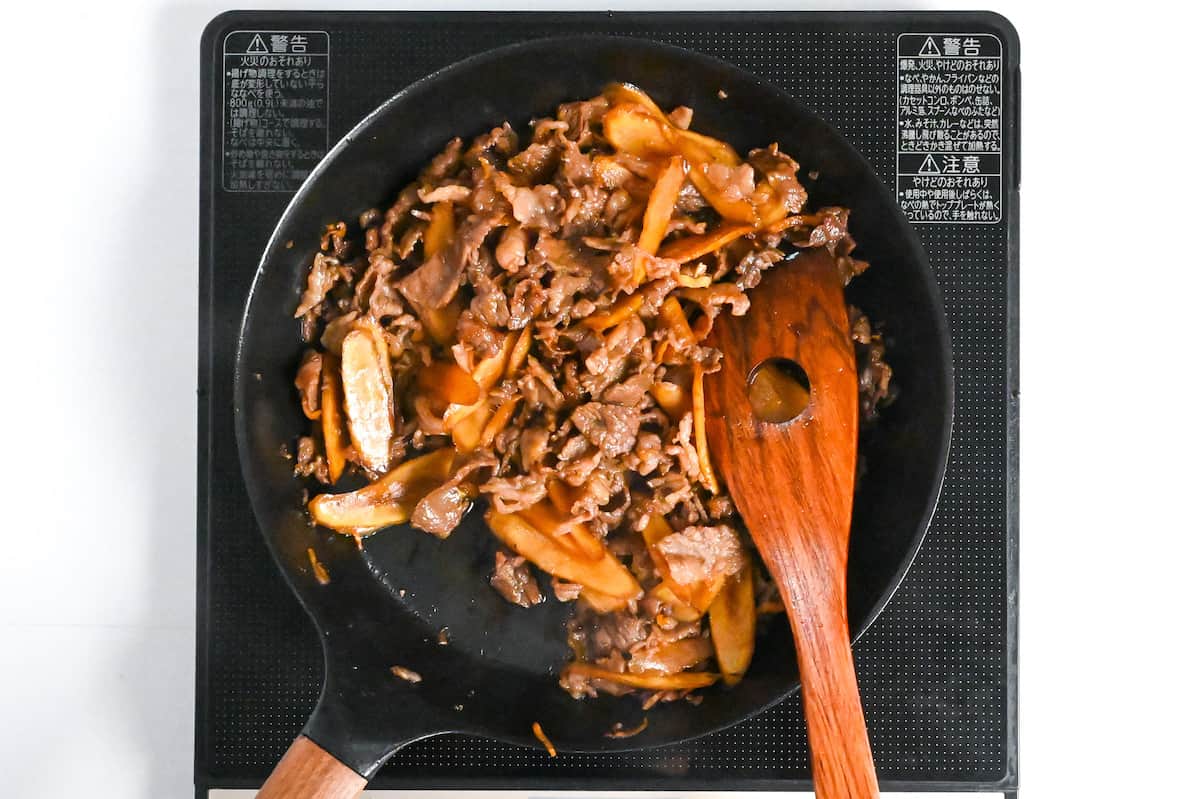 Stir frying beef with burdock, ginger and seasonings