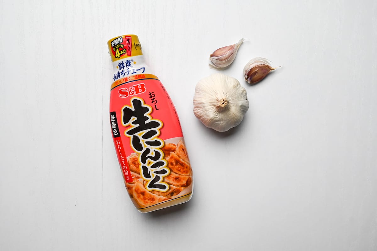 S&B garlic paste next to fresh garlic