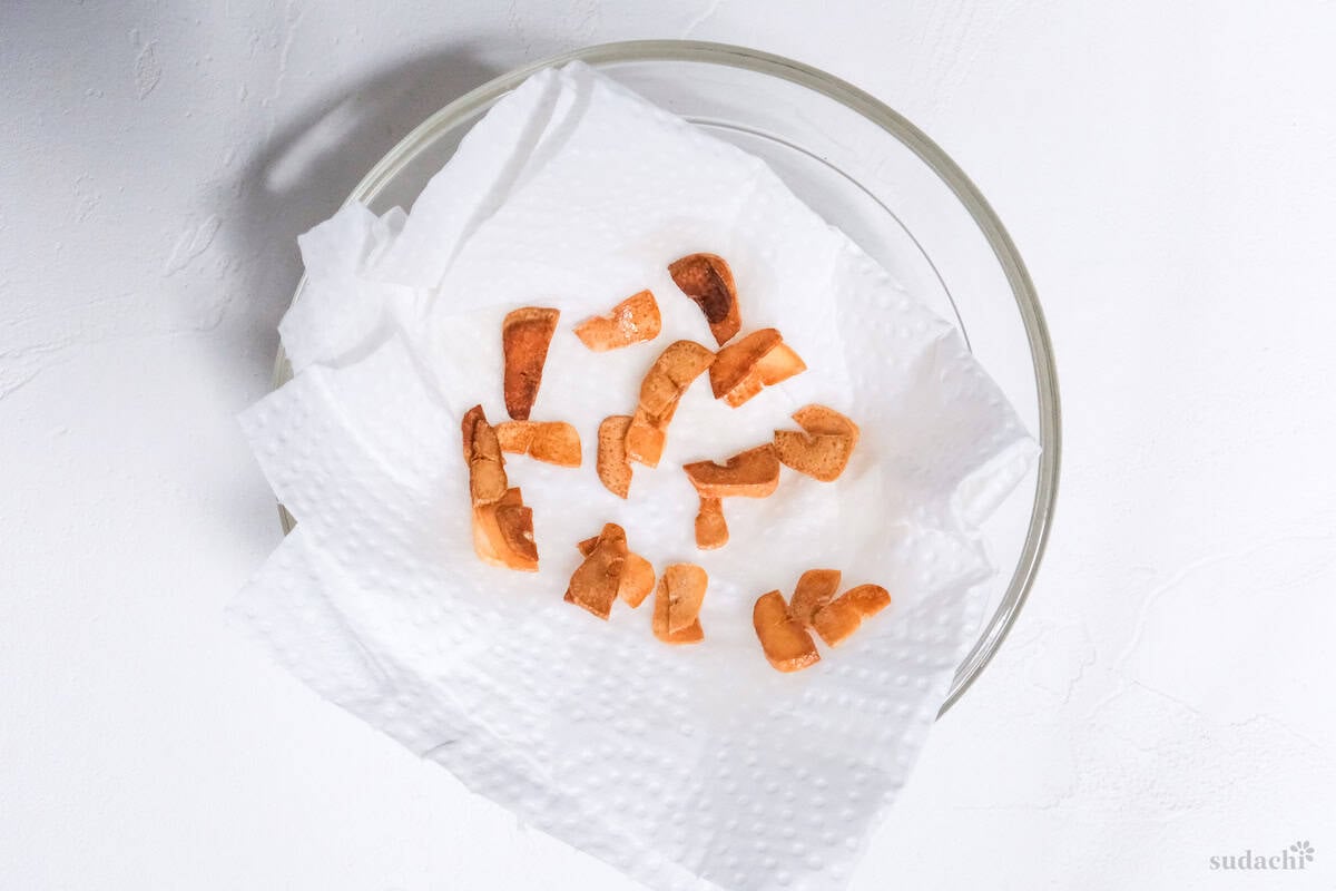 crispy garlic chips on kitchen paper to absorb excess oil