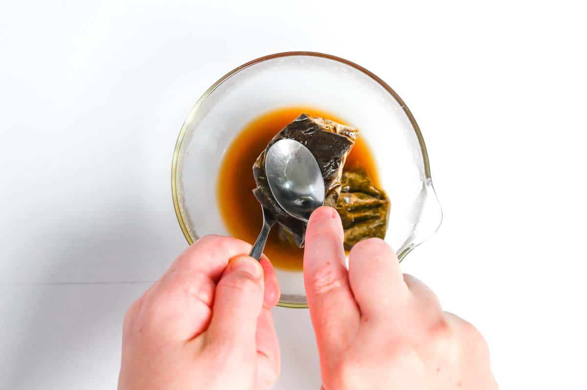 Squeezing hojicha tea bags