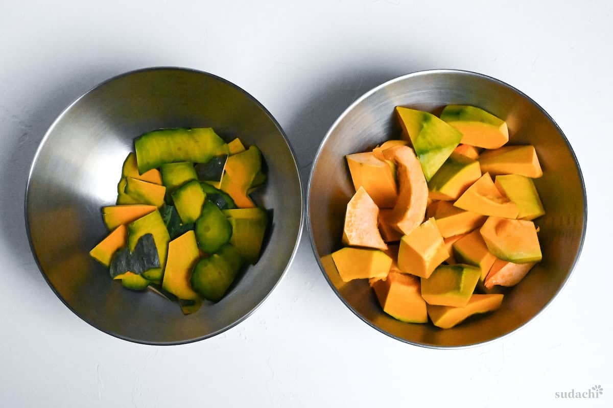 slices of kabocha skin in one bowl, bitesize pieces of kabocha (orange part) in another bowl