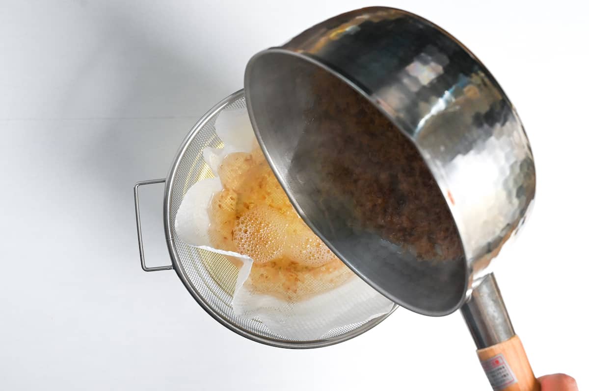 Straining katsuo dashi made with bonito flakes