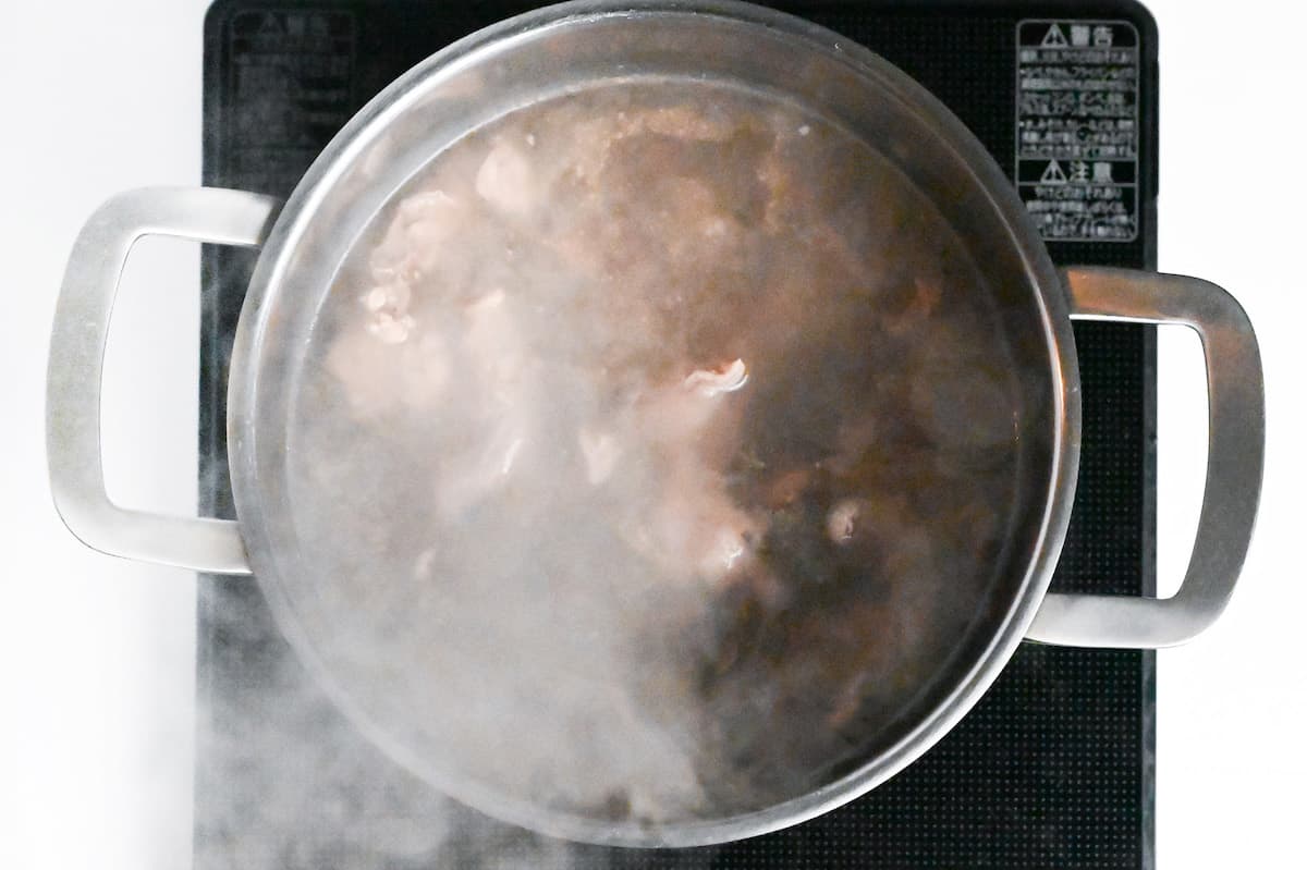 washing beef sinew in a pot of boiling water