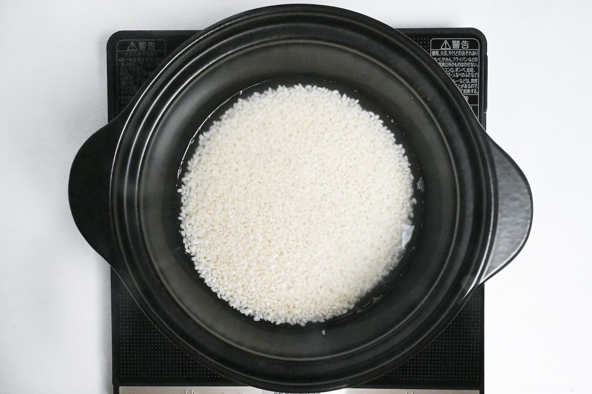 mochigome and water in a heavy black pot