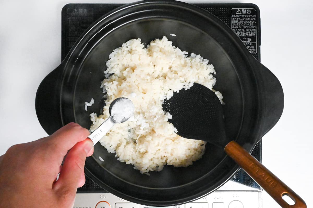 mixing cooked mochigome with sugar and salt