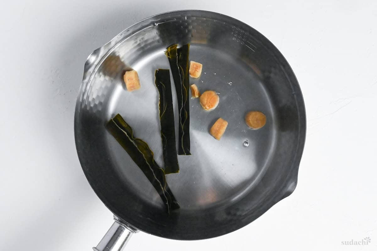 dried kelp and dried scallops in a pot of cold water