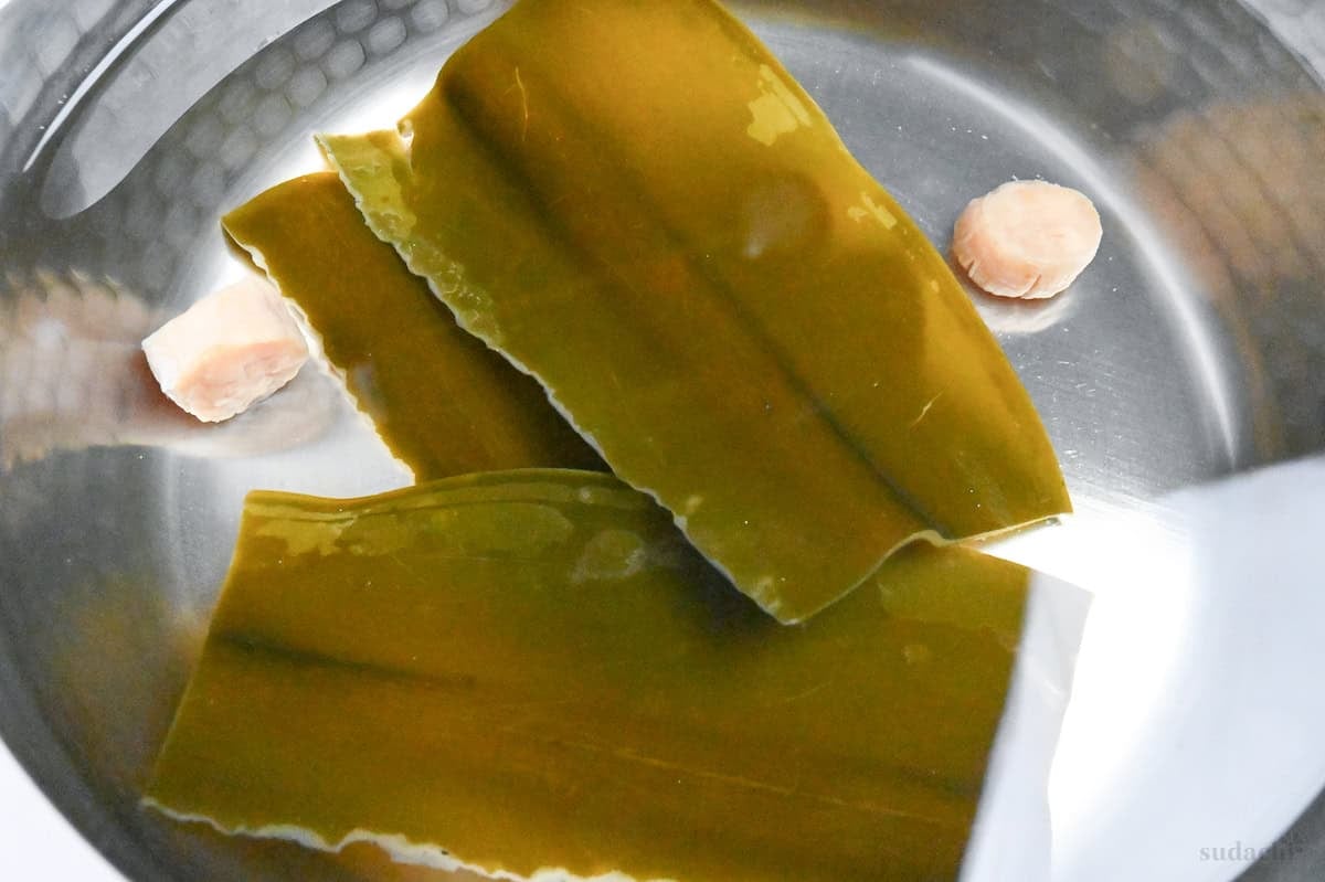 rehydrated kombu and scallops in a pot of cold water