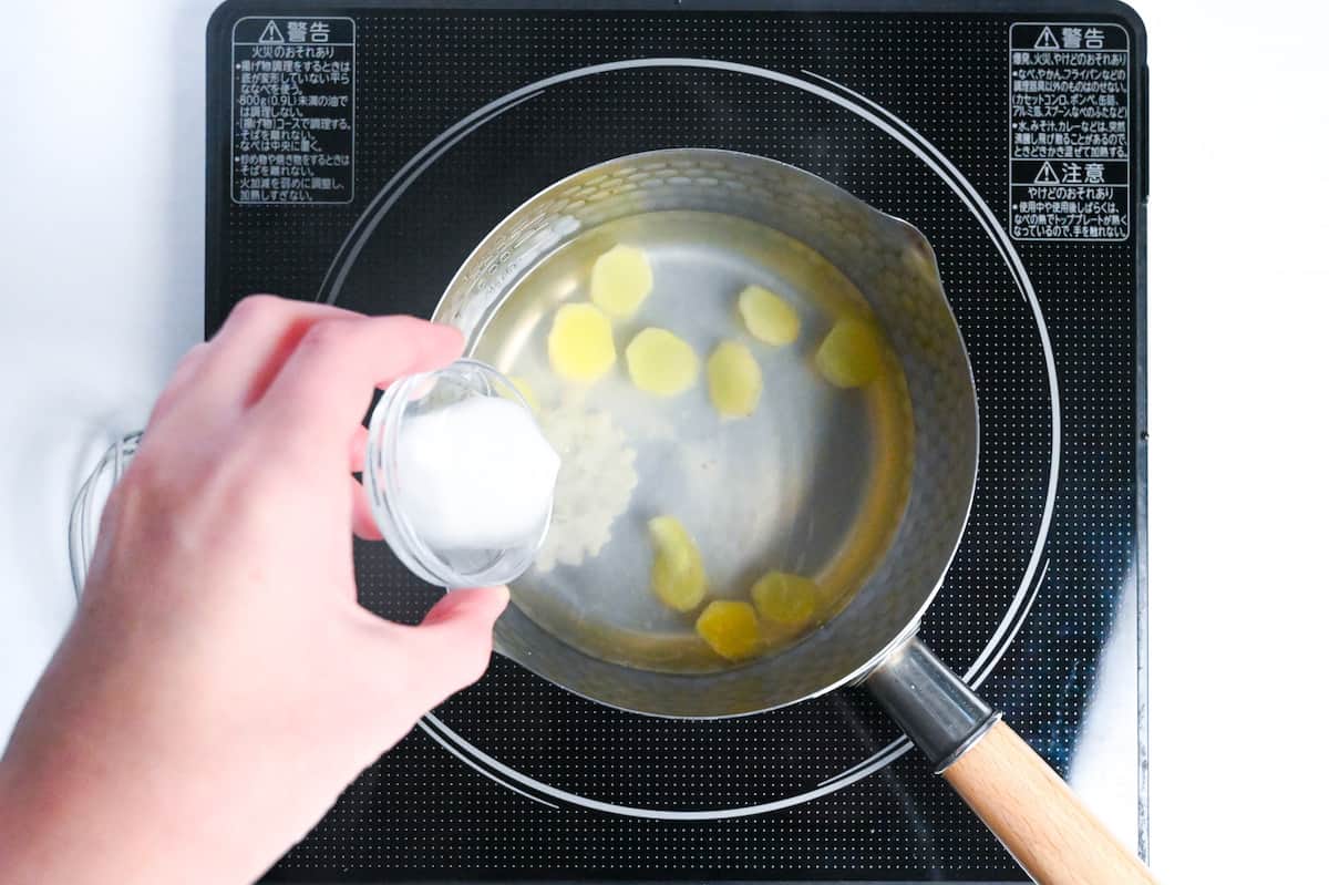 pouring slurry into shogayu