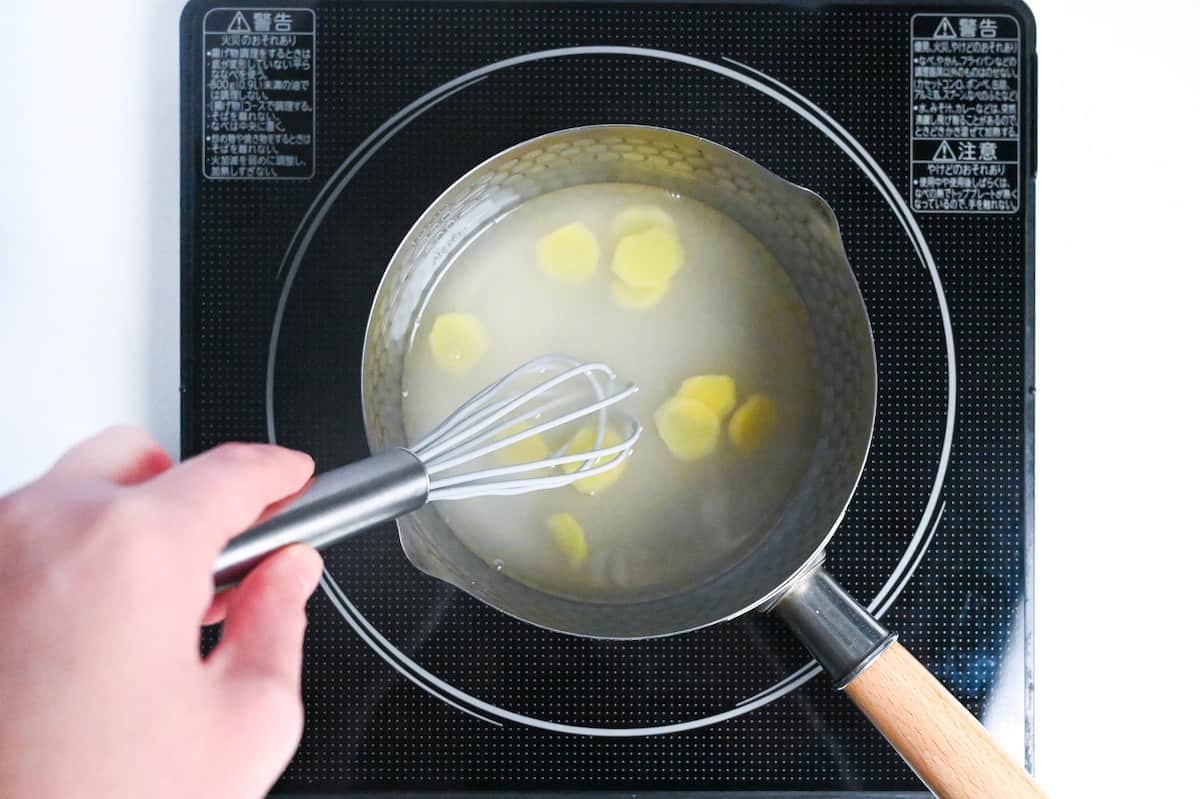 whisking shogayu to disperse the slurry