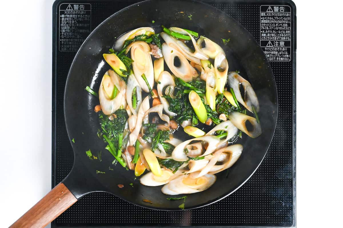 simmering crown daisy, green onion and shiitake stems in sukiyaki sauce