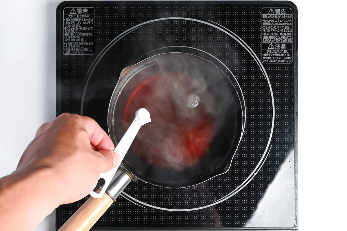 adding salt to udon broth