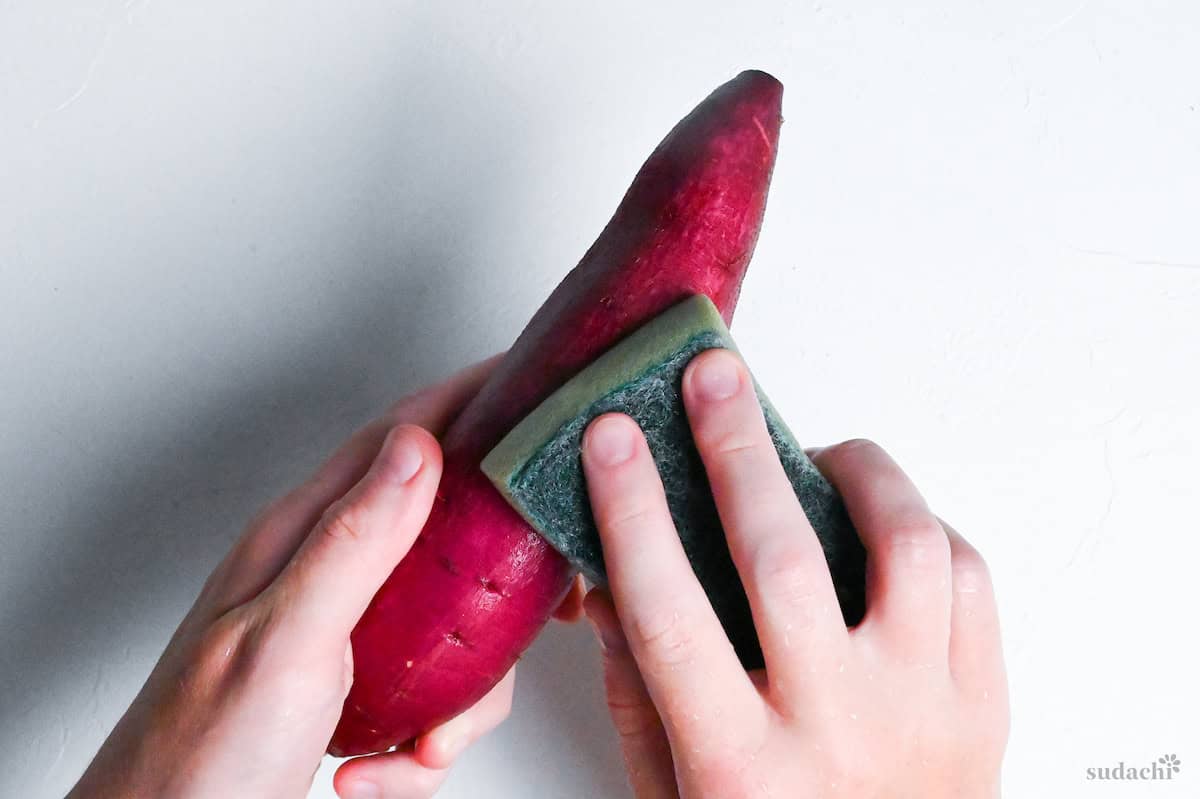 Washing the surface of Japanese sweet potato with a clean sponge