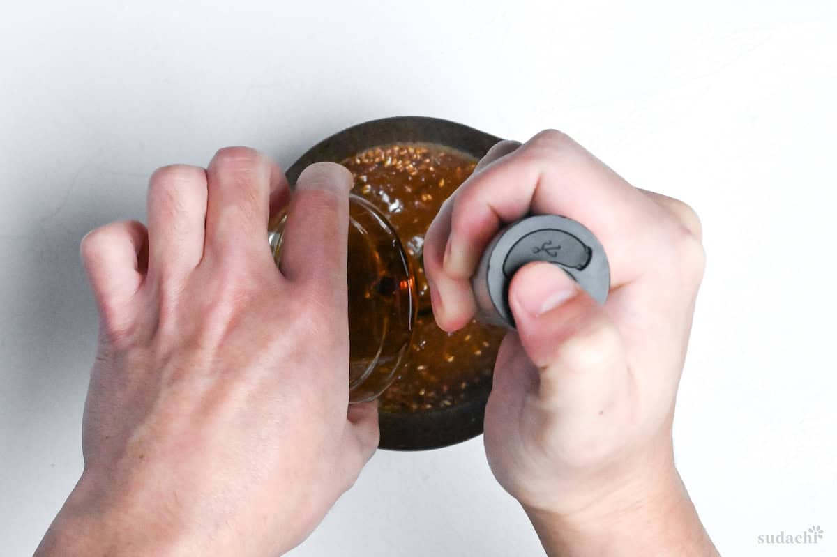 Whipping yakiniku restaurant style salad dressing ingredients while drizzling oil to emulsify